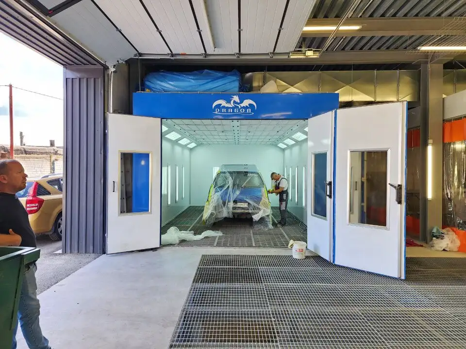 Покрасочная камера с автомобилем